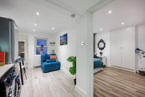 House | 1 bedroom, desk