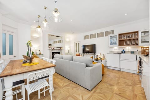 House | 3 bedrooms, desk