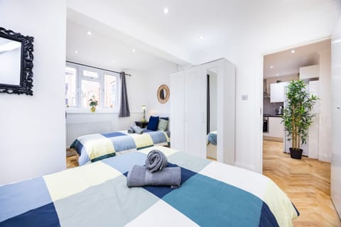 House | 2 bedrooms, desk