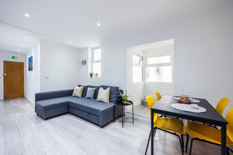 House | 3 bedrooms, desk