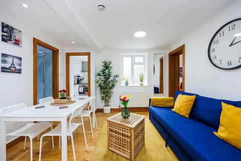 House | 2 bedrooms, desk