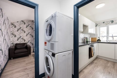 House | 2 bedrooms, desk