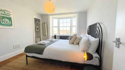 House | 1 bedroom, desk