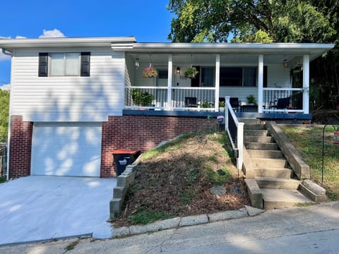 Adjustable height standup desk