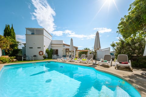 Private pool at Casa Luna in Puerto de Alcudia with spacious sun terrace, loungers and bright holiday atmosphere perfect for family stays in Mallorca.