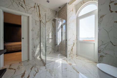 Standard Suite, Sea View | Bathroom | Shower, rainfall showerhead, designer toiletries, hair dryer