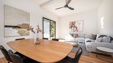 Studio - Open-plan living and dining area