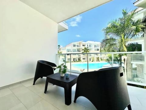 Terraza con vistas a la piscina del residencial!