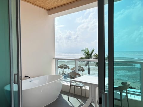 Seaview Beach Club with Bathtub | Bathroom | Soap, shampoo, toilet paper