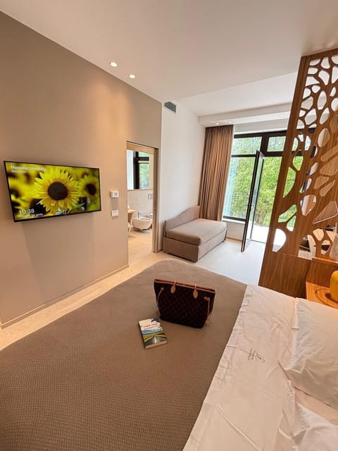 Desk, laptop workspace, free WiFi, bed sheets