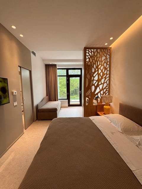 Desk, laptop workspace, free WiFi, bed sheets