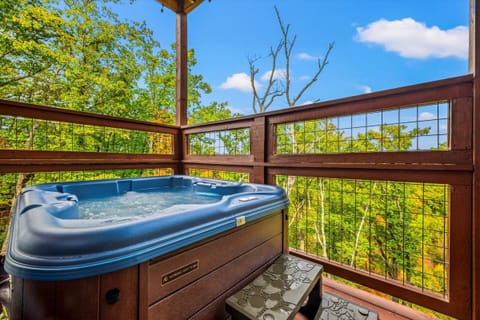Soak your cares away in the bubbling hot tub while surrounded by stunning mountain vistas. Whether it's a starlit soak or a sunny afternoon dip, this is pure relaxation with a view. The perfect way to unwind after exploring the Smokies.