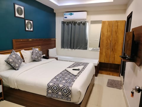 Executive Double Room | Desk, laptop workspace, soundproofing, free WiFi