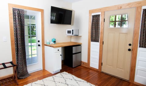 Pleasant Place (Florida Cottage - North) Pet Friendly | Private kitchenette | Shared fridge, microwave, dishwasher, cookware/dishes/utensils