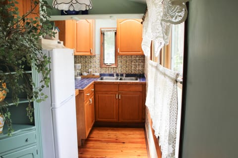 Honeymoon Cottage (McKenzie Gardens)  Not Pet Friendly | Private kitchen | Shared fridge, microwave, dishwasher, cookware/dishes/utensils