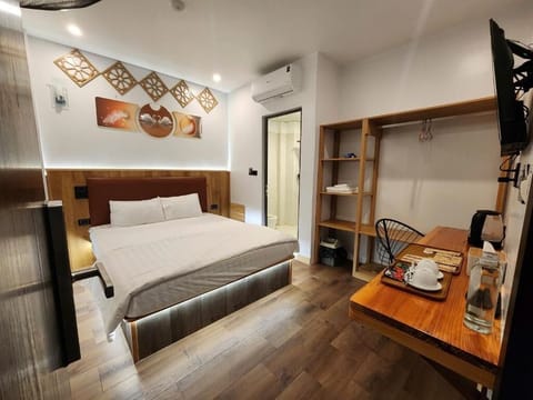Standard Queen | Desk, laptop workspace, free WiFi, bed sheets