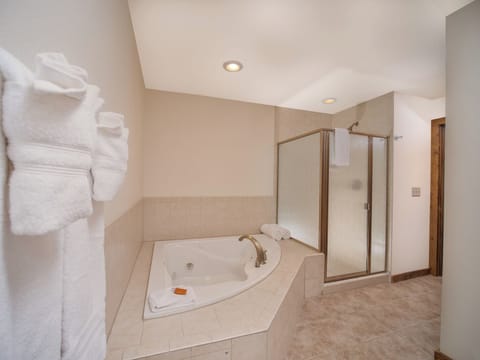 Overland Stage | Bathroom | Hair dryer, bathrobes, towels, soap