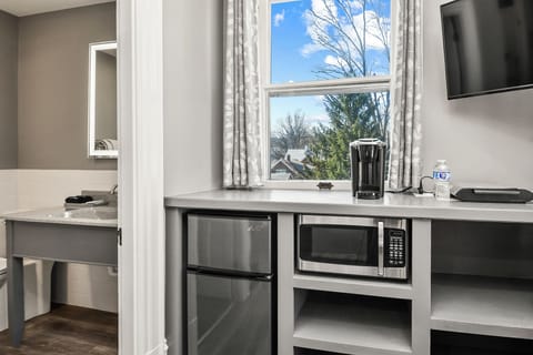 Standard King Room | Living area | 37-inch flat-screen TV with cable channels, TV