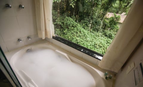 Deluxe Room | Bathroom | Towels