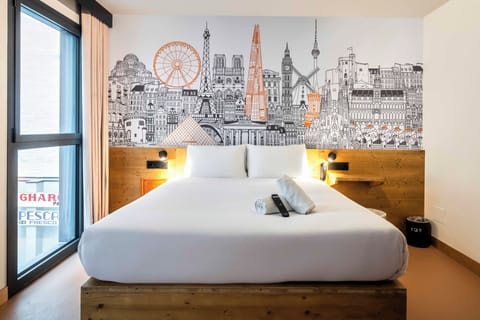 Accessible Double Room | Soundproofing, free WiFi, bed sheets