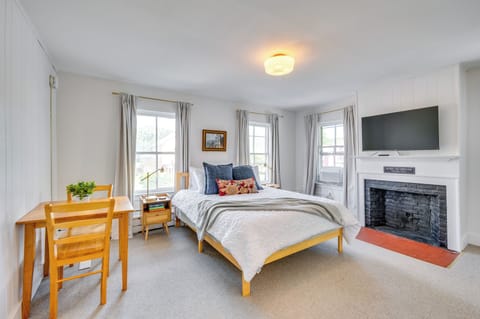 Waterbury Vacation Rental | Studio | 1BA | 250 Sq Ft | Stairs to Access
