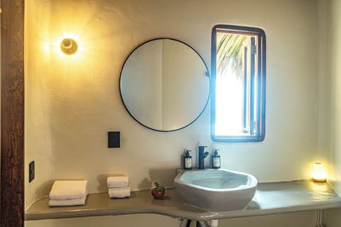 Basic Room | Bathroom | Free toiletries, towels, soap, shampoo