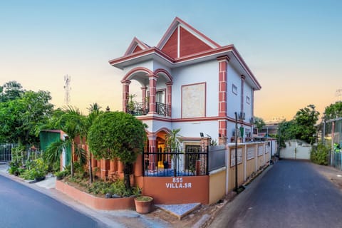 Our entire villa is designed for complete privacy, ideal for groups of couples, 