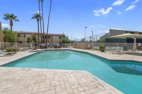 Community Amenities: Pool and Hot Tub, Grills, Fitness Center, Sauna, and Tennis!!