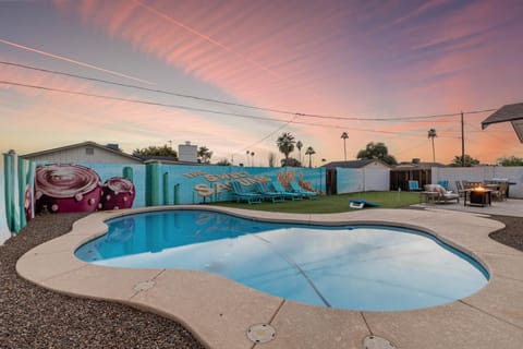 Scottsdale Sweet Saguaro - perfect backyard with pool, hot tub, putting green, loungers, & cornhole