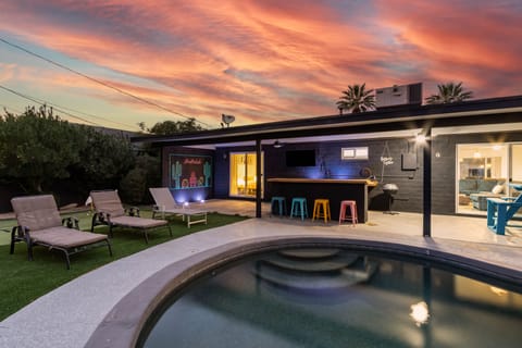 Backyard Ultimate Hangout - Private Pool, Bar, Electric Grill, Putting Green & Mural