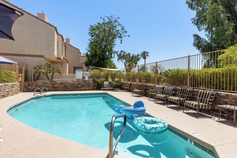 Community Pool & Hot Tub right on the golf course!