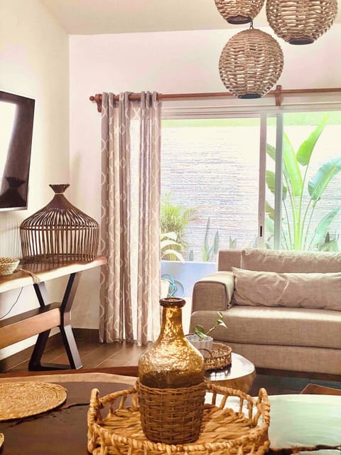 House, 4 Bedrooms, Balcony | Living room