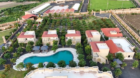 2 outdoor pools