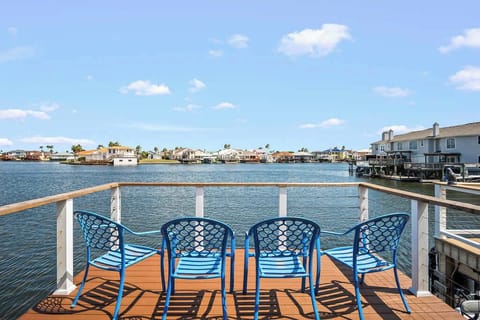 Grab your front-row seats to paradise! These comfy chairs are perfectly positioned for soaking in those breathtaking wide-open water views. Imagine sipping your favorite drink and watching the world drift by. Pure bliss!