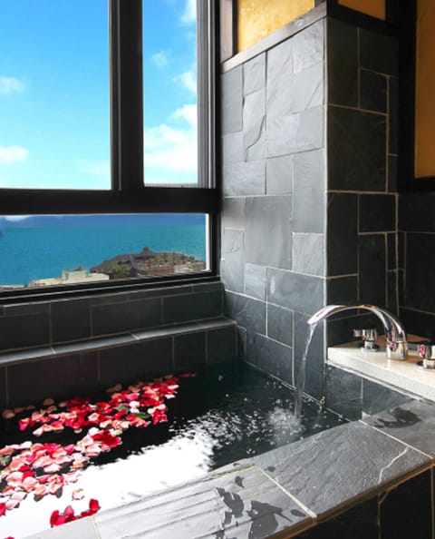 Double Room, 1 King Bed, Lake View | Bathroom | Eco-friendly toiletries, hair dryer, towels