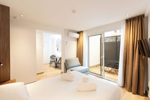 Studio Parvis de la Dame | In-room safe, soundproofing, travel crib, free WiFi