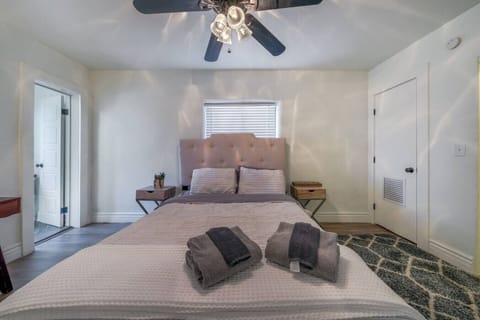 Bedroom with queen bed, en-suite bathroom, ceiling fan, and closet
