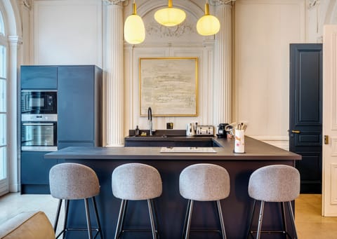 Cuisine équipée avec mange debout 