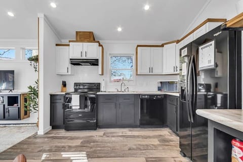 House, Multiple Beds, Patio, Mountain View (Byrd 2 Green Mountain Getaway) | Private kitchen | Coffee/tea maker