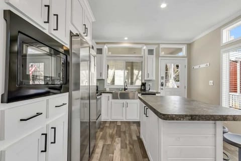 House, 1 Queen Bed with Sofa bed, Patio (Byrd 5 Little Byrd House) | Private kitchen | Coffee/tea maker