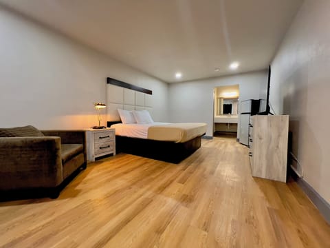 Economy Room, 1 King Bed, Non Smoking | Premium bedding, desk, laptop workspace, soundproofing