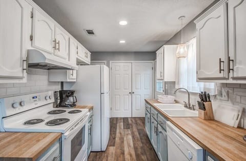 House, Multiple Beds, Patio, Garden View (Dedo Days Retreat) | Private kitchen