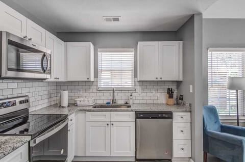 House, Multiple Beds, Patio, Garden View (Crievewood Guesthouse) | Private kitchen | Coffee/tea maker