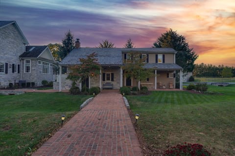 Welcome to STUNNING Cottage at High Cross Farms!
