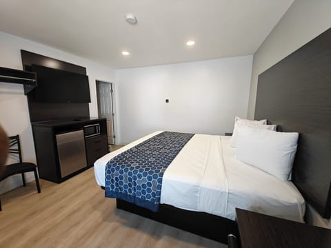 Standard King | Desk, laptop workspace, blackout drapes, soundproofing