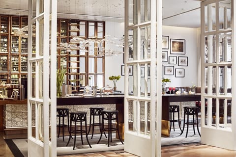 2 restaurants; breakfast, lunch, dinner, and brunch served