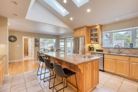 Casual dining at the kitchen counter with cozy chairs for a relaxed meal.