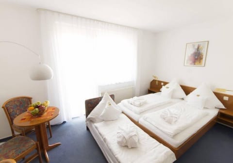 Hypo-allergenic bedding, minibar, desk, soundproofing