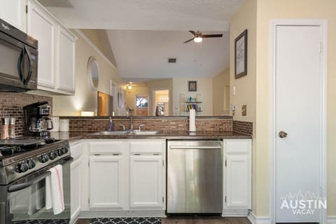 A rug, a mirror, and a sink that’s ready for your vacation dishwashing denial.