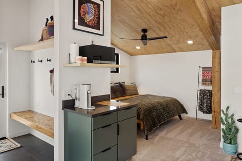 Come on in to the Studio bedroom =!